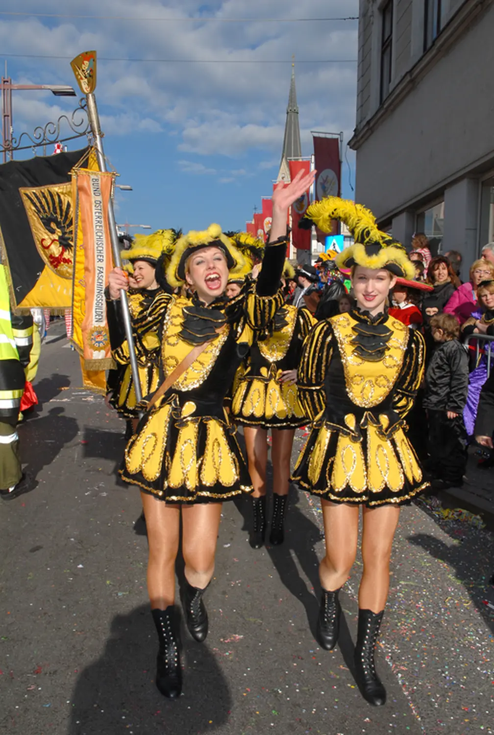 Le ragazze della guardia alla sfilata di carnevale di Villach